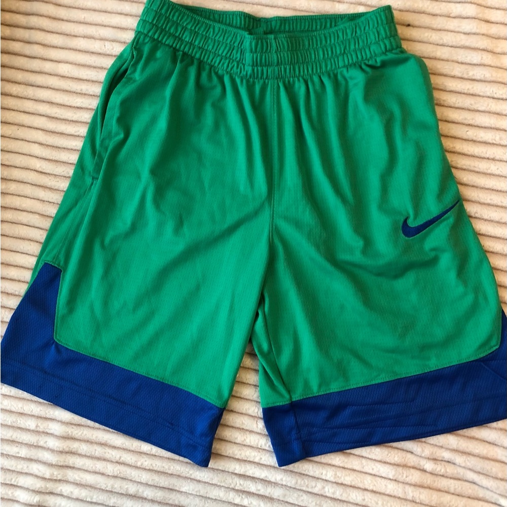 Nike boys youth shorts. Size youth medium.